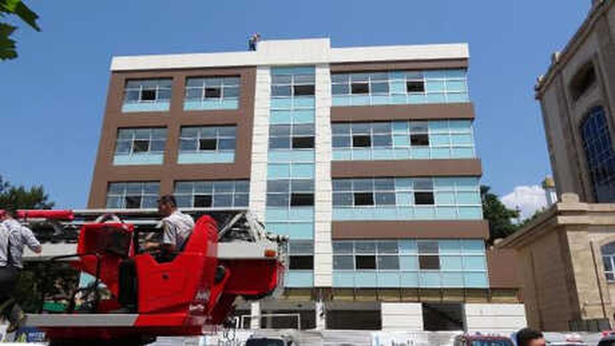 Parasını Alamayan Taşeron Firma Sahibi Çatıya Çıktı