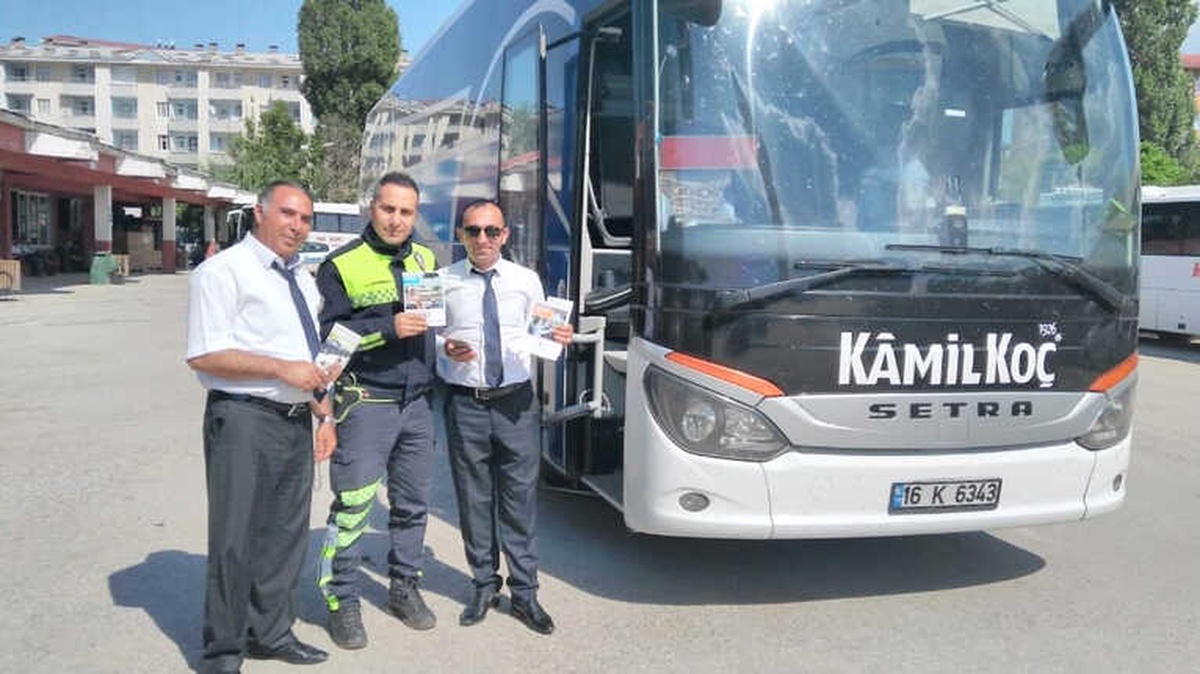 Polisten, Şoför ve Yolculara Emniyet Kemeri Uyarısı