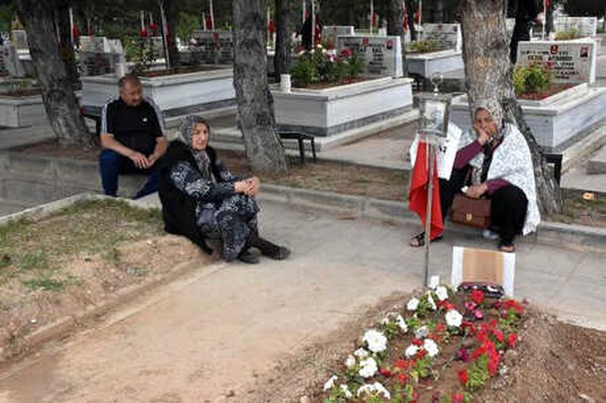 Şehitlikte Arife Hüznü