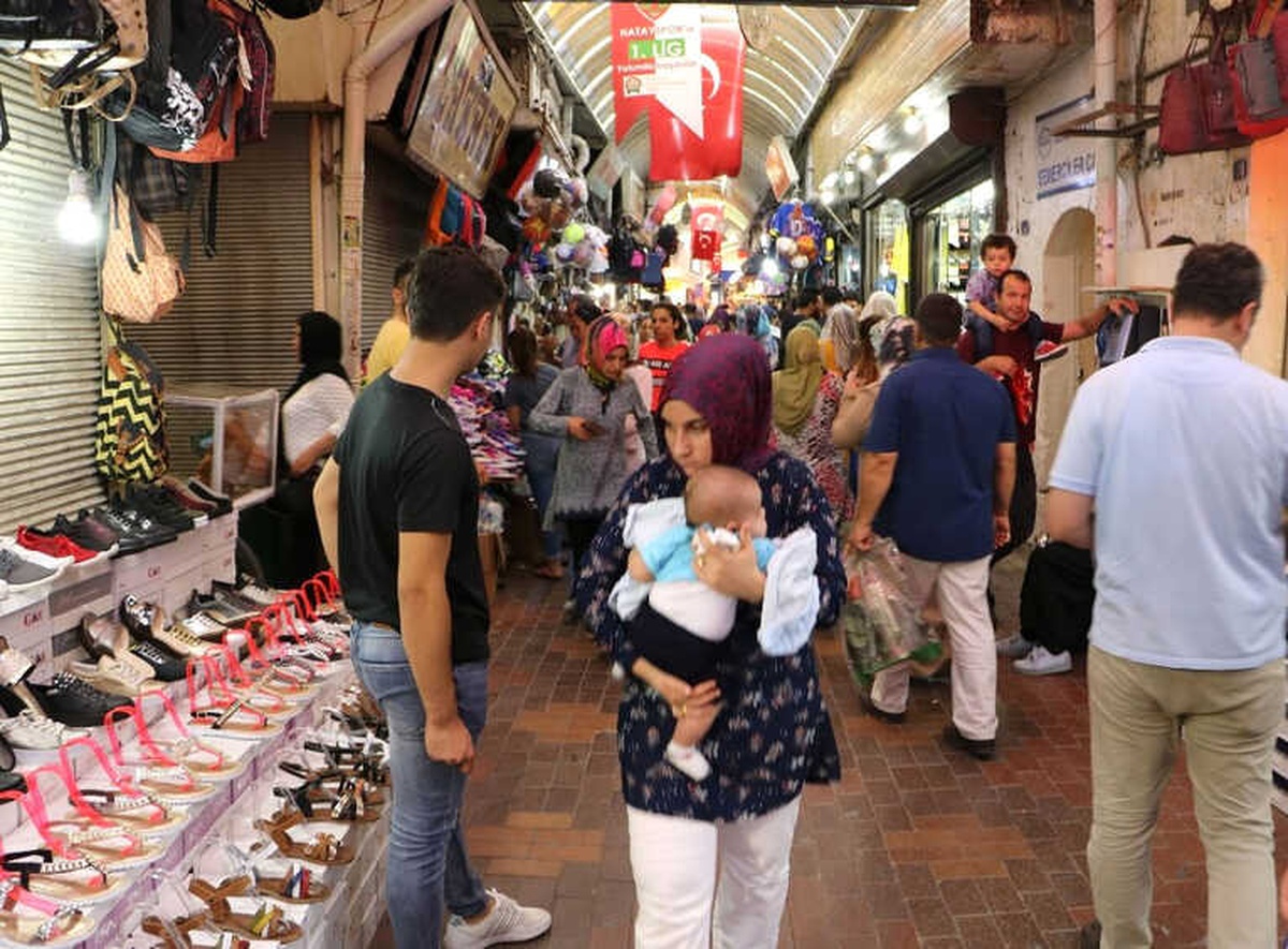 Tarihi Uzun Çarşı\'da Bayram Hareketliliği