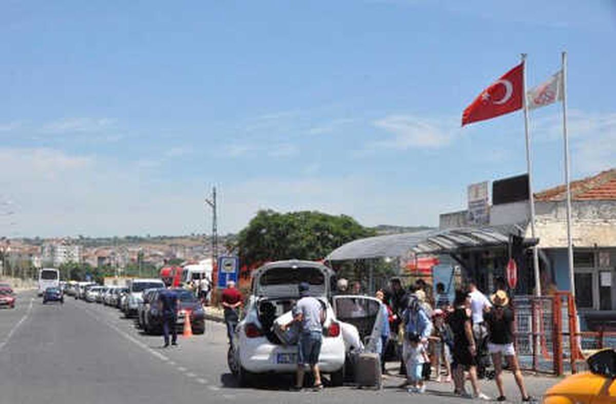 Tekirdağ\'da Feribot İskelesinde Bayram Kuyruğu