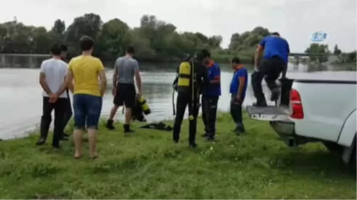 Terliği Su Kenarında Bulunan Kayıp Kadın Ceyhan Nehri\'nde Aranıyor