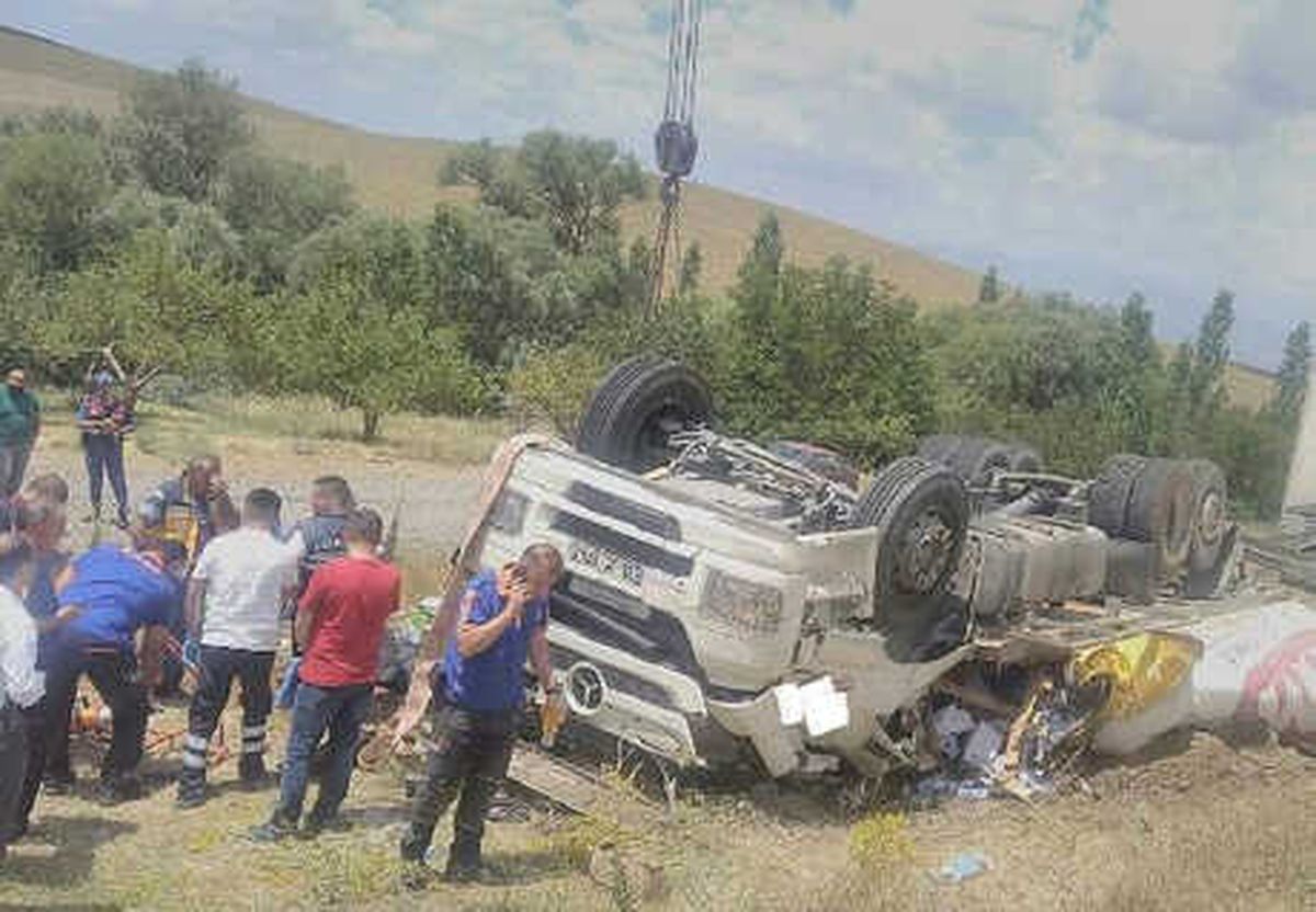Tır Takla Attı: 1 Ölü 1 Yaralı