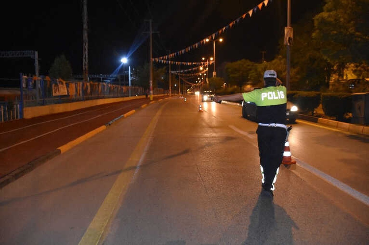 Uygulamaya Takılan Sürücü Polisi İkna Etmeye Çalıştı