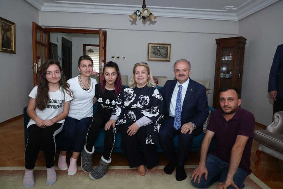Vali Çakacak ve Eşi Kevser Çakacak, Şehit Dunca\'nın Ailesini Ziyaret Etti