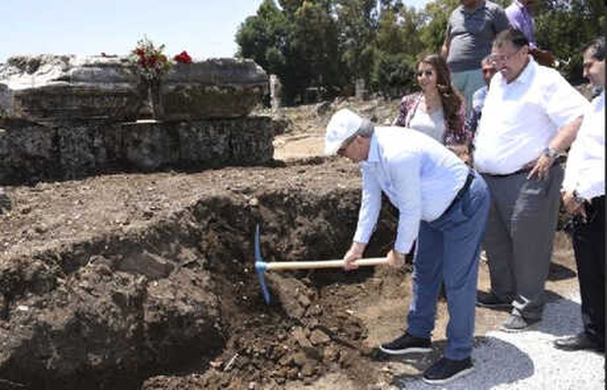 Vali\'nin İlk Kazmayı Vurduğu Yerde İlk Kadın Başkanın Anıt Mezarının Podyumu Çıktı