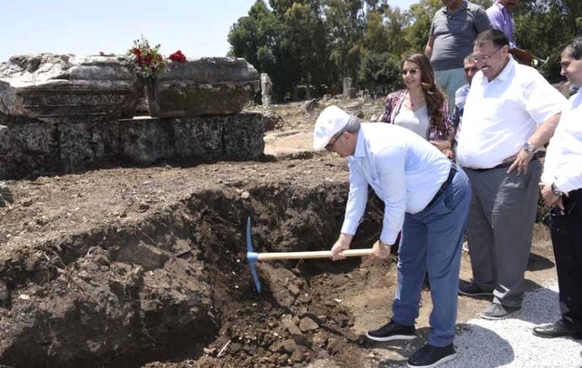 Valinin İlk Kazmayı Vurduğu Yerde Dünyanın İlk Kadın Belediye Başkanının Anıt Mezarının Podyumu...