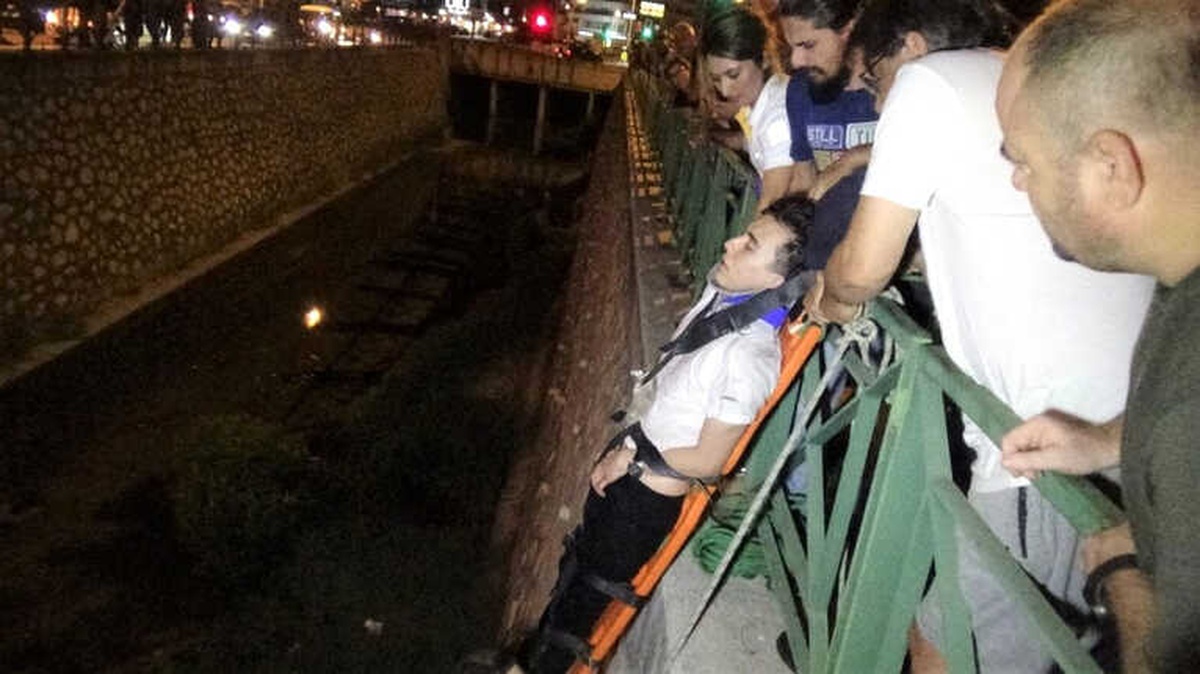 Virajı Alamayan Otomobil Su Kanalına Uçtu