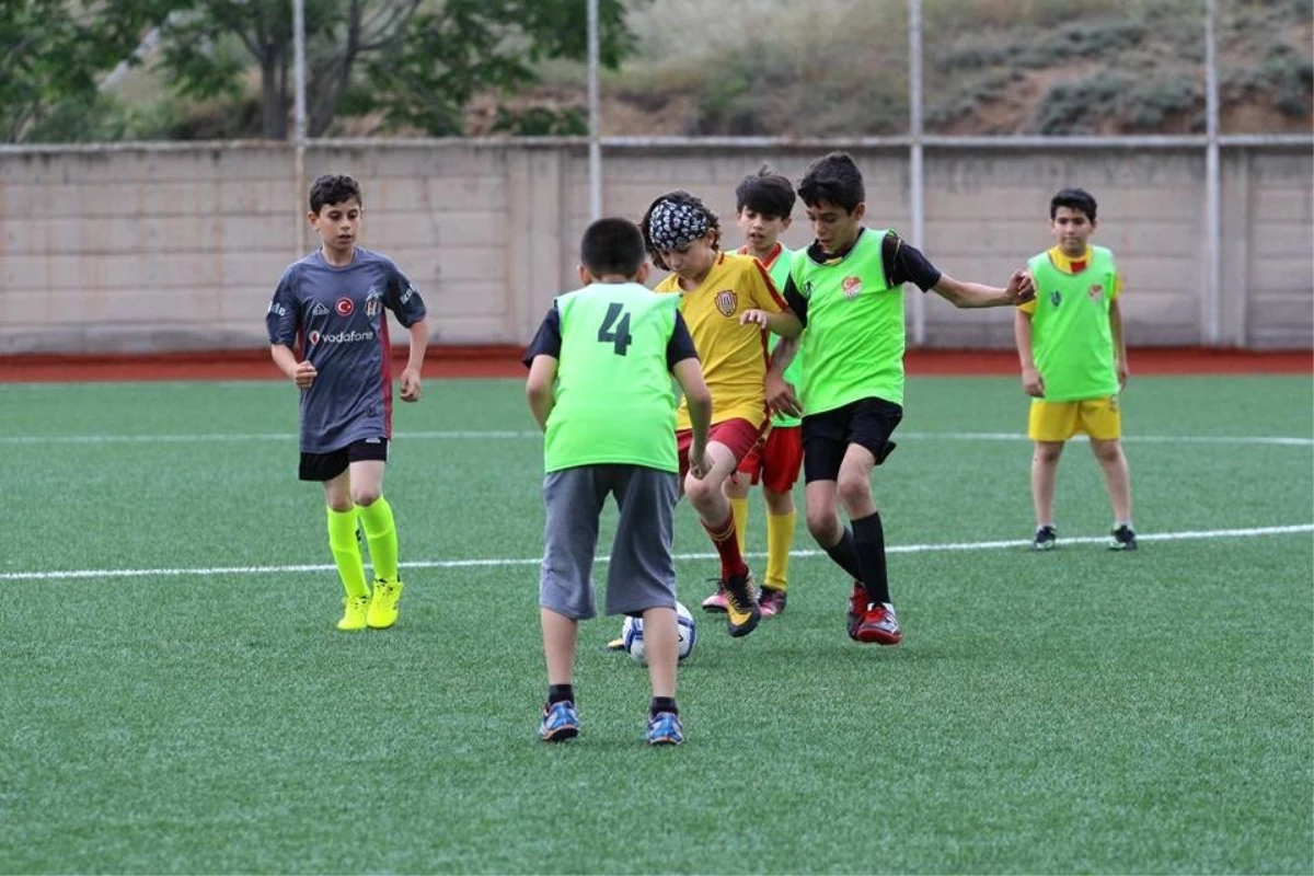 Yaz Futbol Okulu Antrenmanlara Başladı