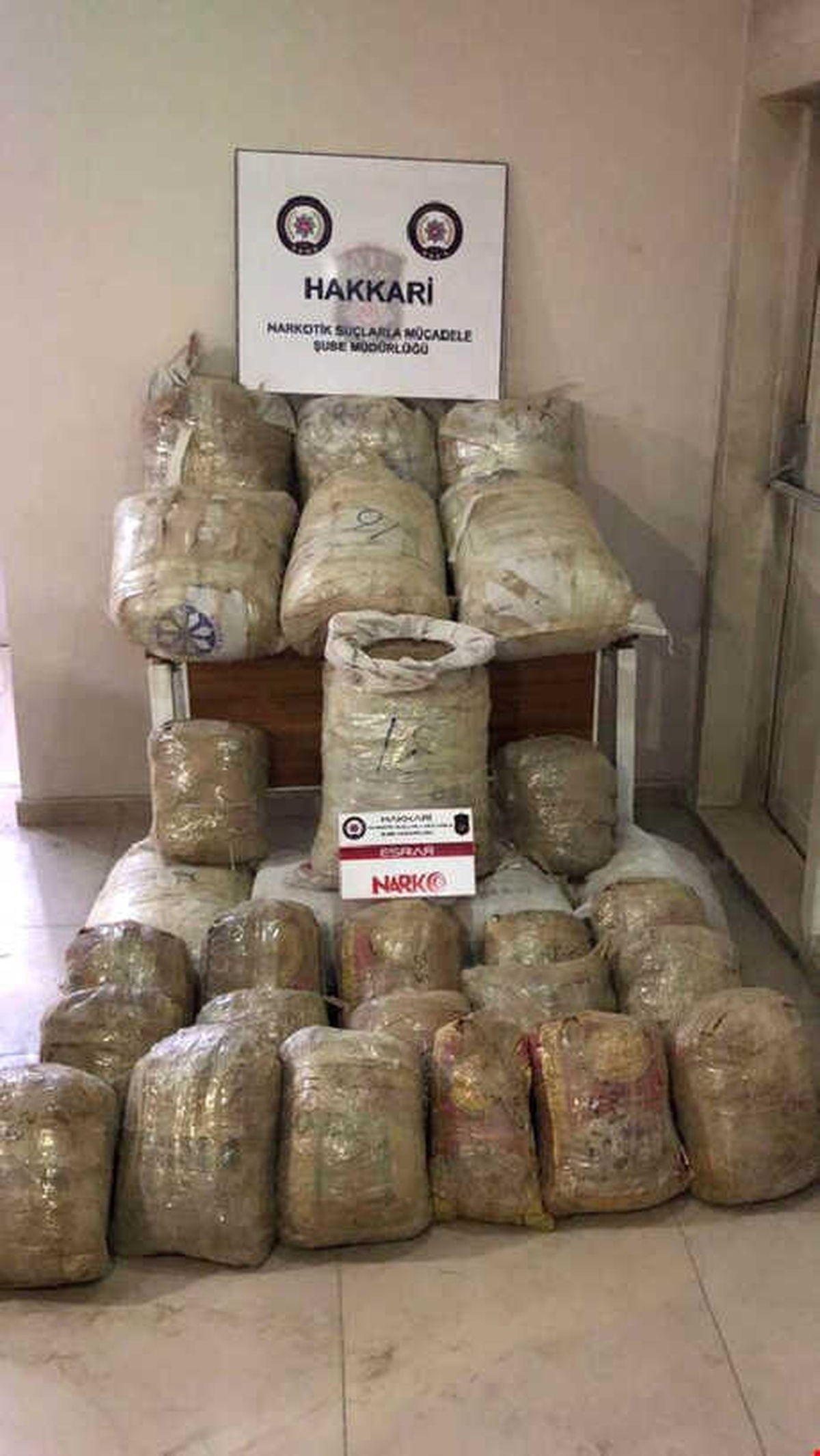 Yol Kenarına Terk Edilen Çuvallardan 858 Kilo Esrar Çıktı