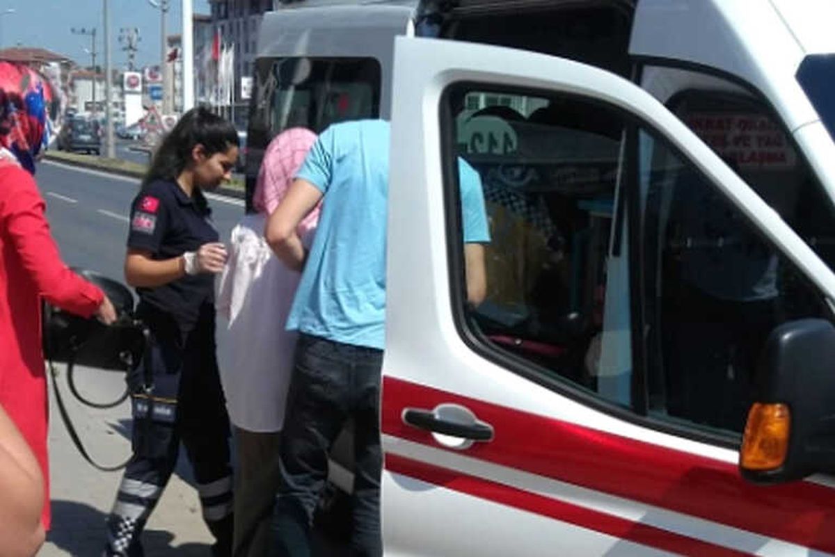 Yol Kenarındaki Otomobile Çarptı: 2 Yaralı