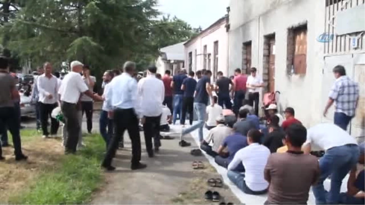 Abhazya\'da Müslümanlar Camilere Sığmadı