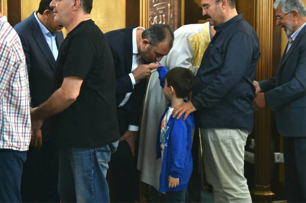 Adalet Bakanı Gül, Bayram Namazını Enes Bin Malik Cami\'nde Kıldı