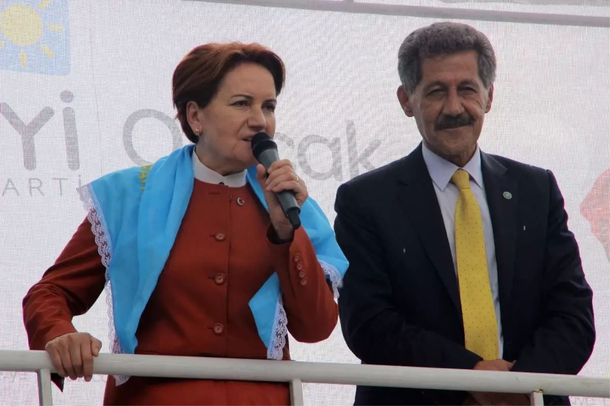 Akşener Yağmur Nedeniyle Mitingi Yarıda Kesti