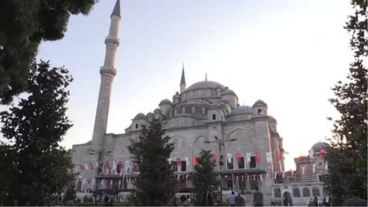 Bakan Kurtulmuş, Bayram Namazını Fatih Cami\'nde Kıldı