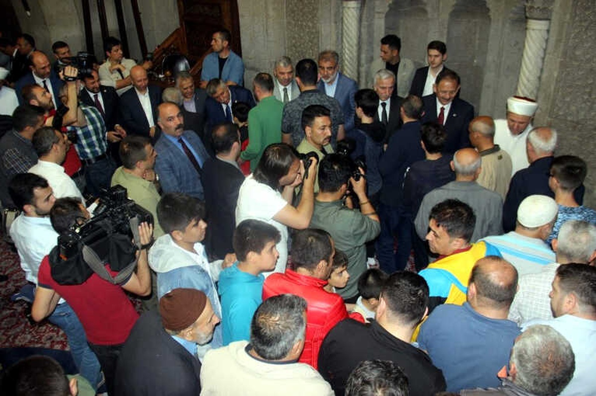 Bakan Özhaseki Vatandaşlarla Bayramlaştı