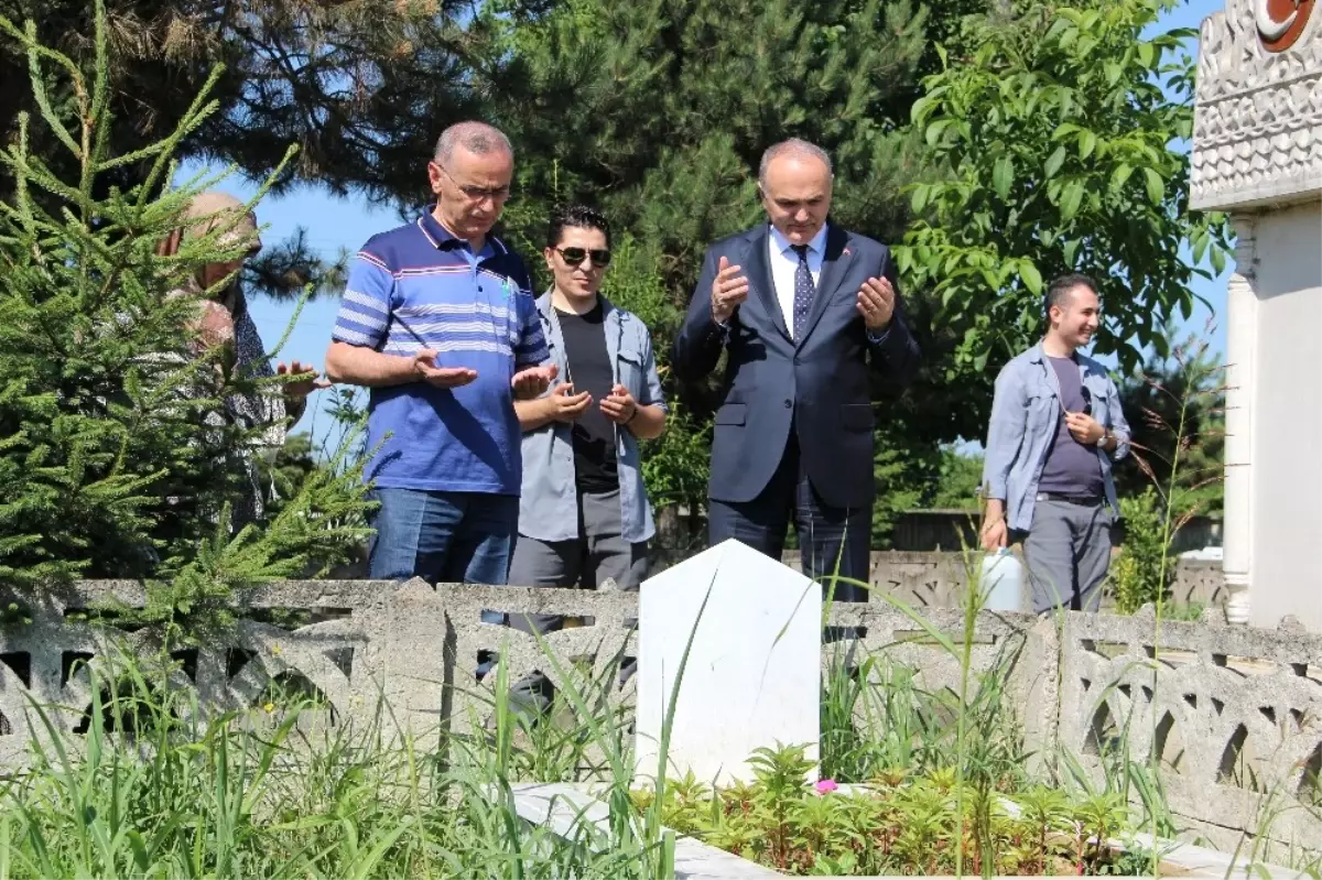 Bakan Özlü, Mezarlık Ziyareti Yaptı