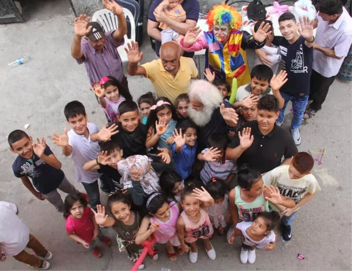 Bayram İkramiyesini Yoksul Çocuklara Dağıttı