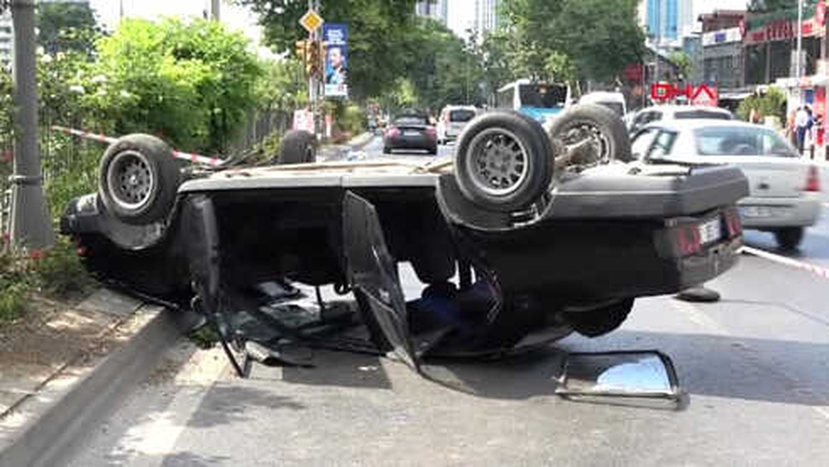 Beşiktaş\'ta Trafik Kazası; Otomobil Takla Attı