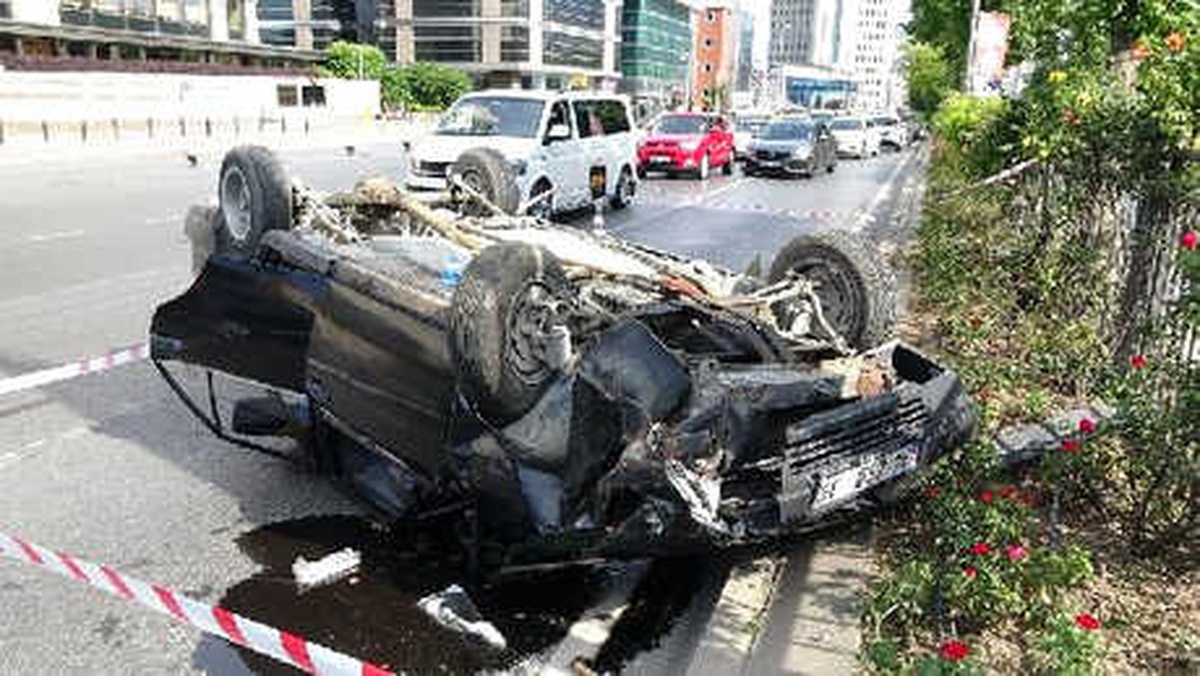 Beşiktaş\'ta Trafik Kazası; Otomobil Takla Attı
