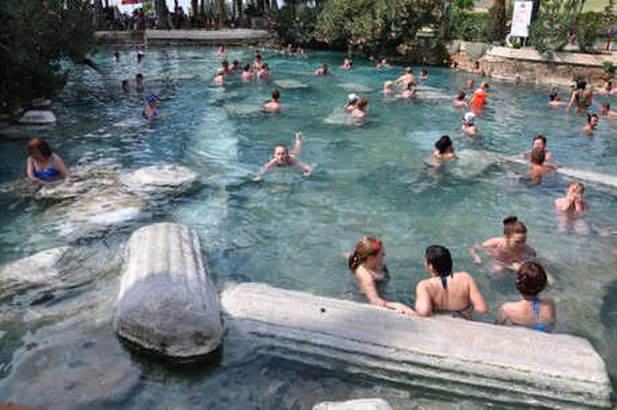 Brezilyalı 2 Kadın Turist, Antik Havuzda Boğulma Tehlikesi Geçirdi