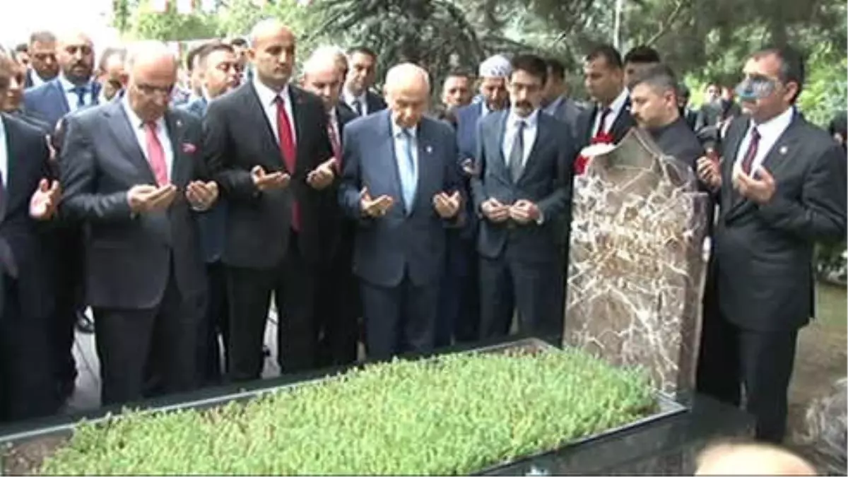 Devlet Bahçeli, Türkeş\'in Mezarını Ziyaret Etti