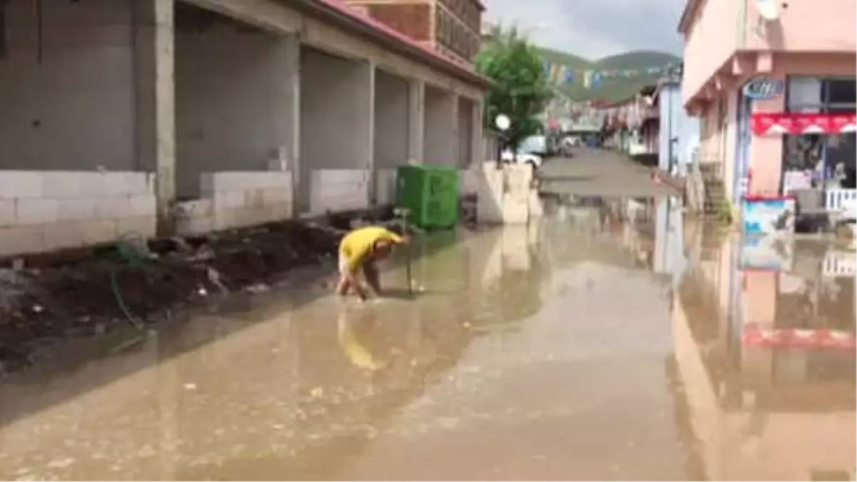 Dükkanına Su Girmesinden Korkan Esnafın Zor Anları