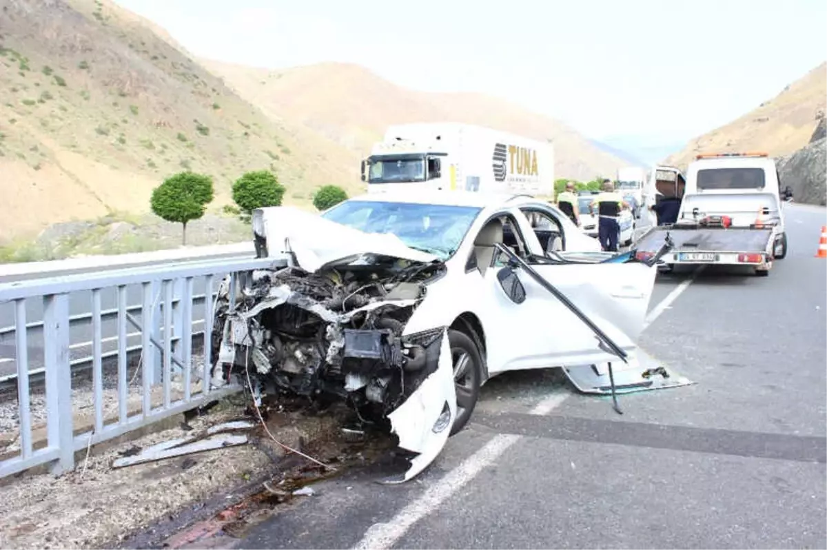 Erzincan\'da Bariyerlere Çarpan Otomobildeki 4 Kişi Yaralandı