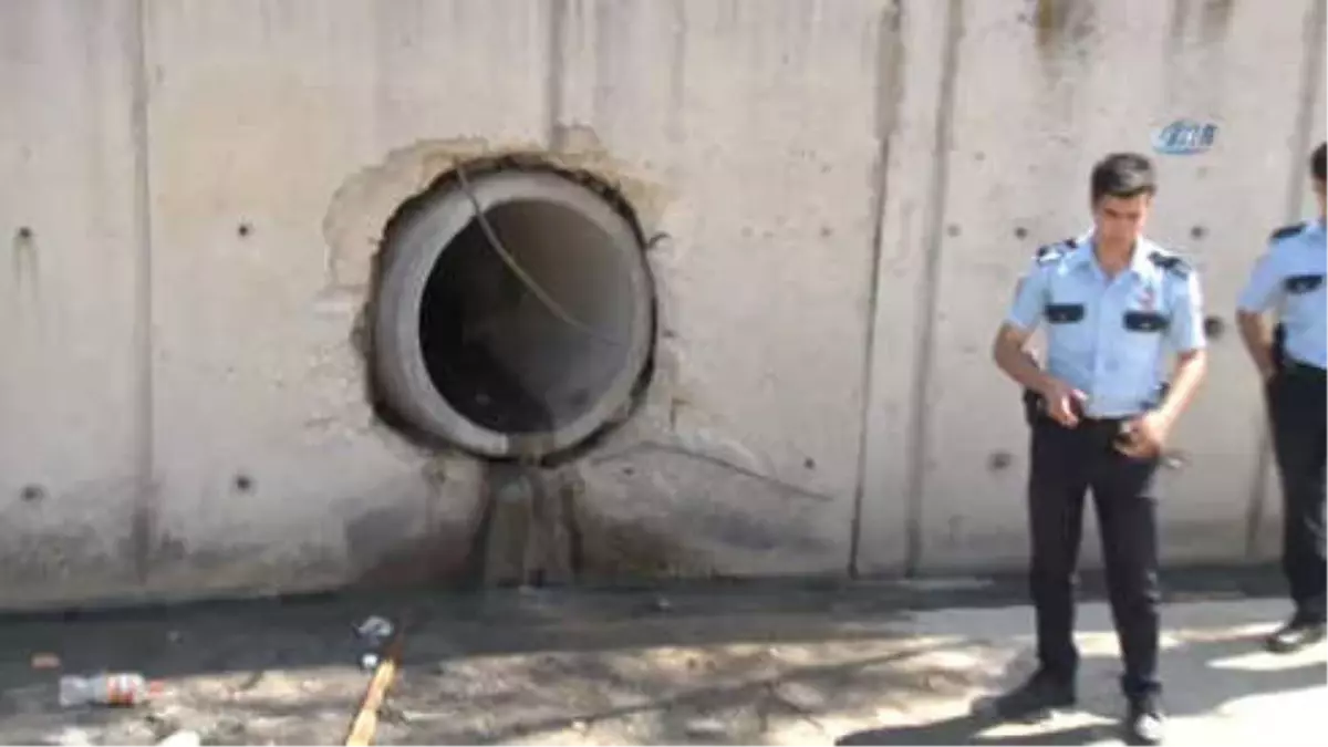 Esenyurt\'ta Polisten Kaçan Hırsız Kanalizasyon Borusuna Saklandı