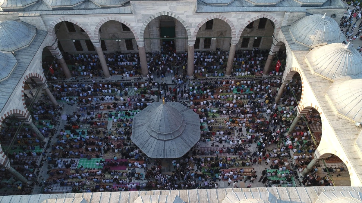 Fatih Camii\'ndeki Yoğunluğu Havadan Görüntülendi