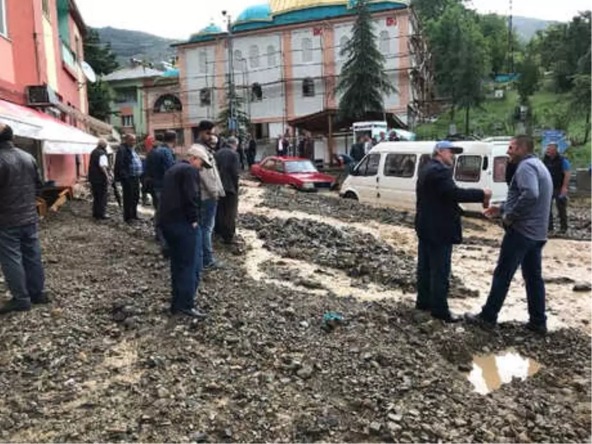 Gümüşhane\'de 1 Saat Süren Sağanak Hayatı Felç Etti, Onlarca Araç Hasar Gördü