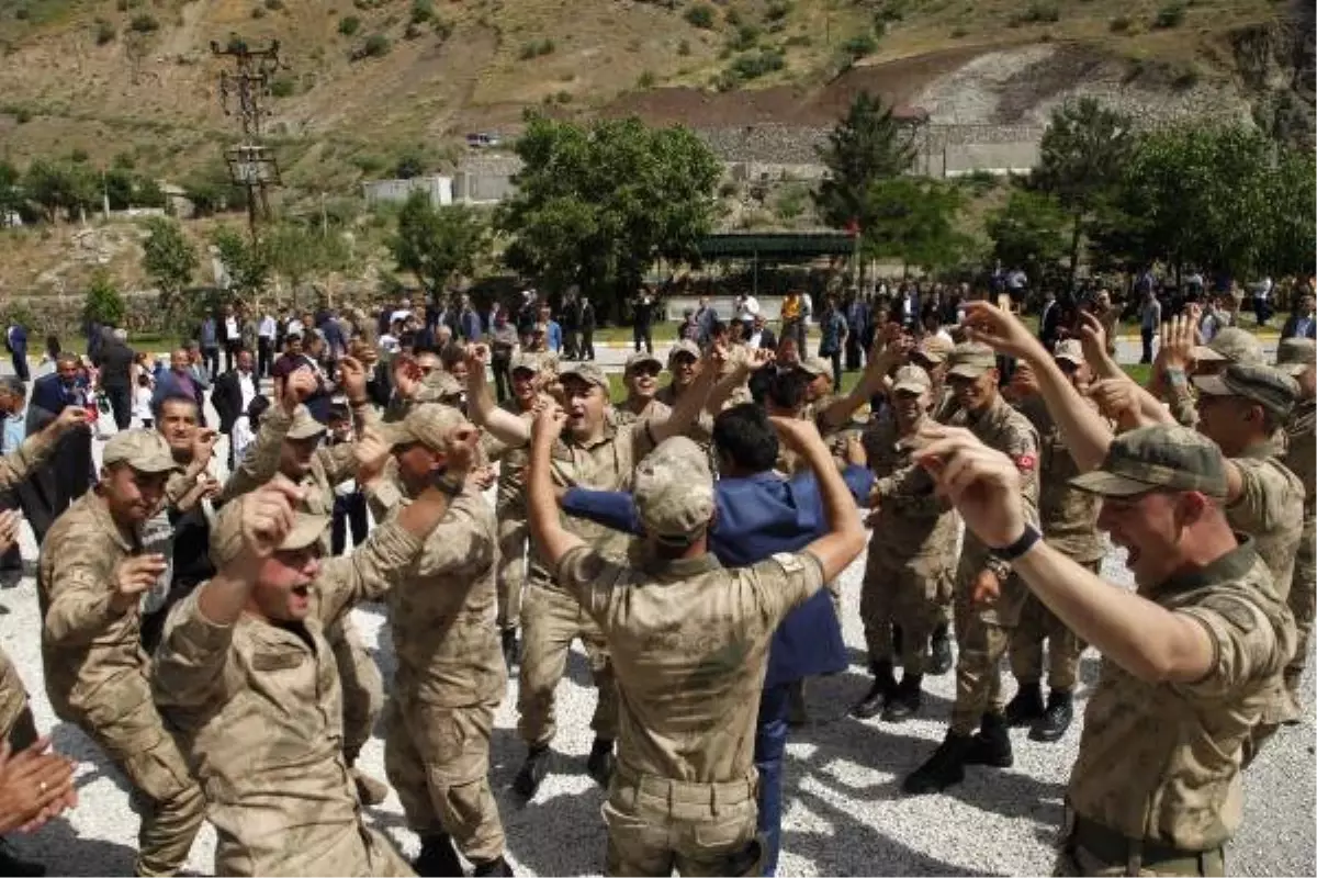 Hakkari\'de Köylülerden Jandarma Karakoluna Davul- Zurnalı Bayram Ziyareti