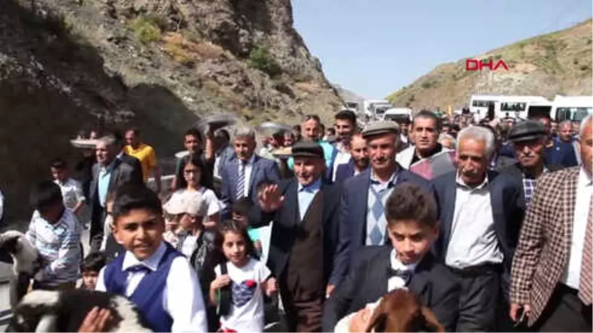 Hakkari Hakkari\'de Köylülerden Jandarma Karakoluna Davul- Zurnalı Bayram Ziyareti Hd