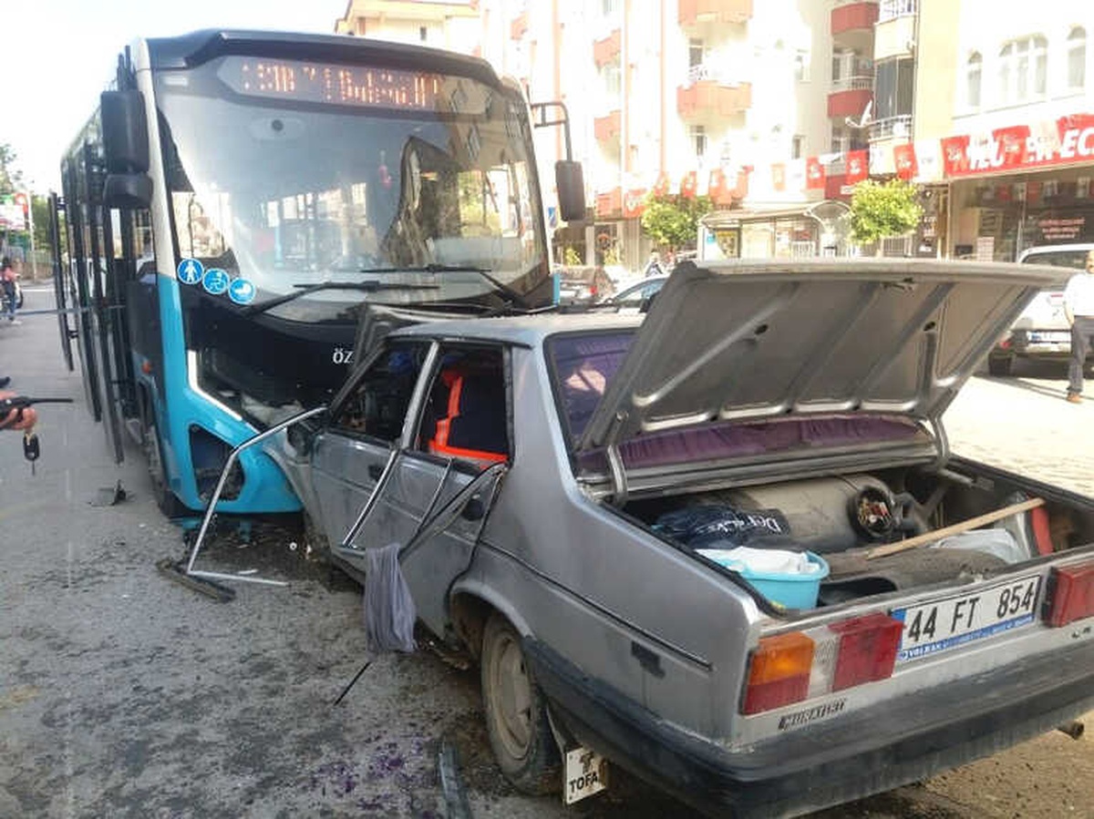 Halk Otobüsü ile Otomobil Çarpıştı: 1 Ölü