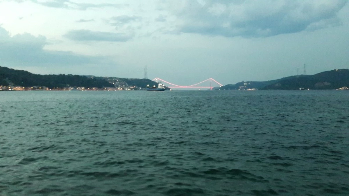 İstanbul Boğazı\'nda Korkulu Anlar: Arızalanan Gemi Sahile Demirledi