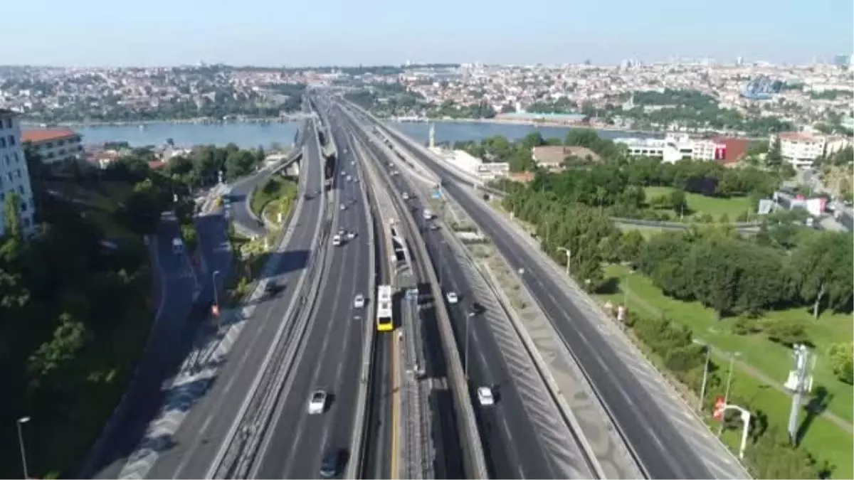 İstanbul\'un Bayram Sabahı Boş Yolları Havadan Görüntülendi