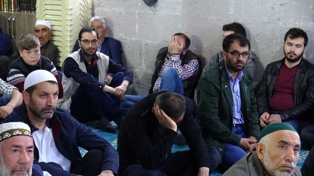 Kars\'ta Vatandaşlar Bayram Sabahı Camilere Akın Etti