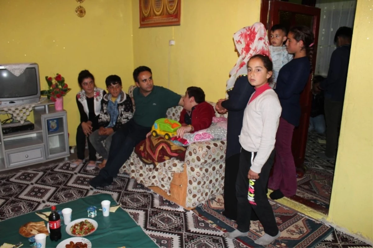 Kaymakam Dundar\'dan 9 Kişilik Salman Ailesine Bayramlık Ev Sözü