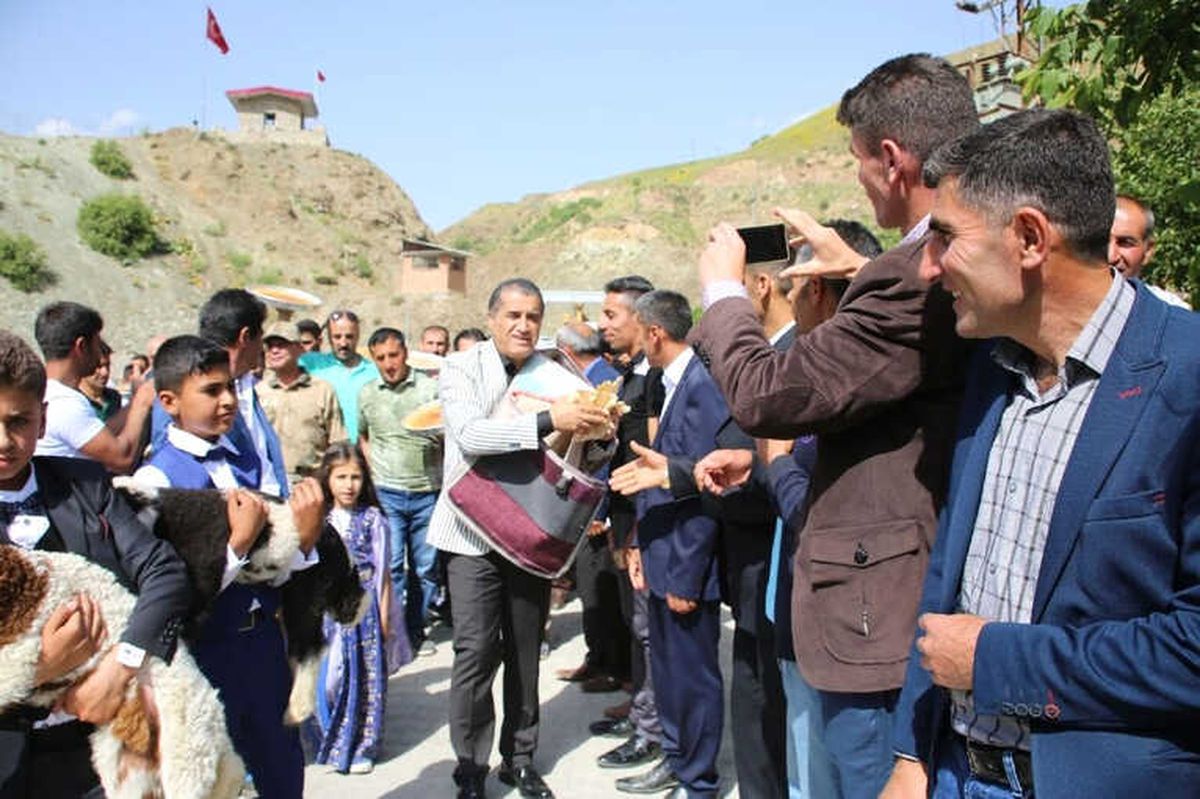 Köylüler Ekmeğini Mehmetçik ile Paylaştı