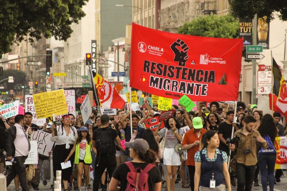 Los Angeles\'ta Binlerce Kişi Göçmen Yasasını Protesto Etti