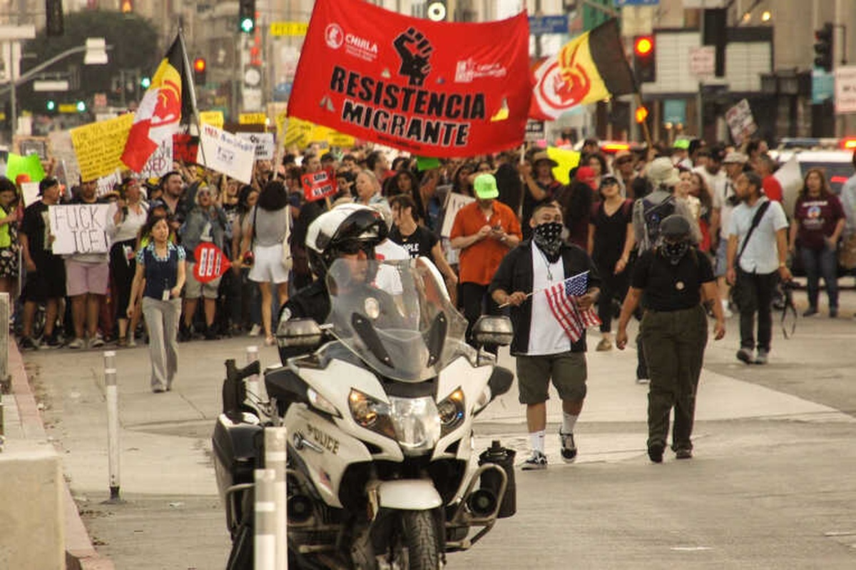 Los Angeles\'ta Binlerce Kişi Göçmen Yasasını Protesto Etti