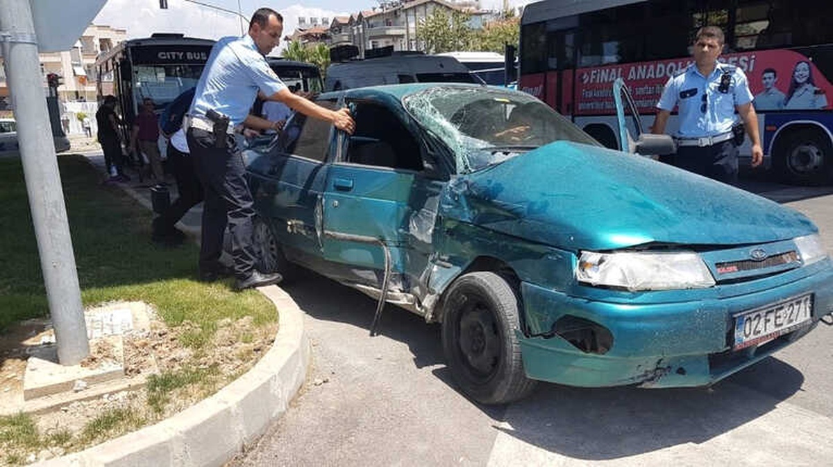 Manavgat\'ta Trafik Kazası: 1\'i Kırgız Turist 3 Yaralı