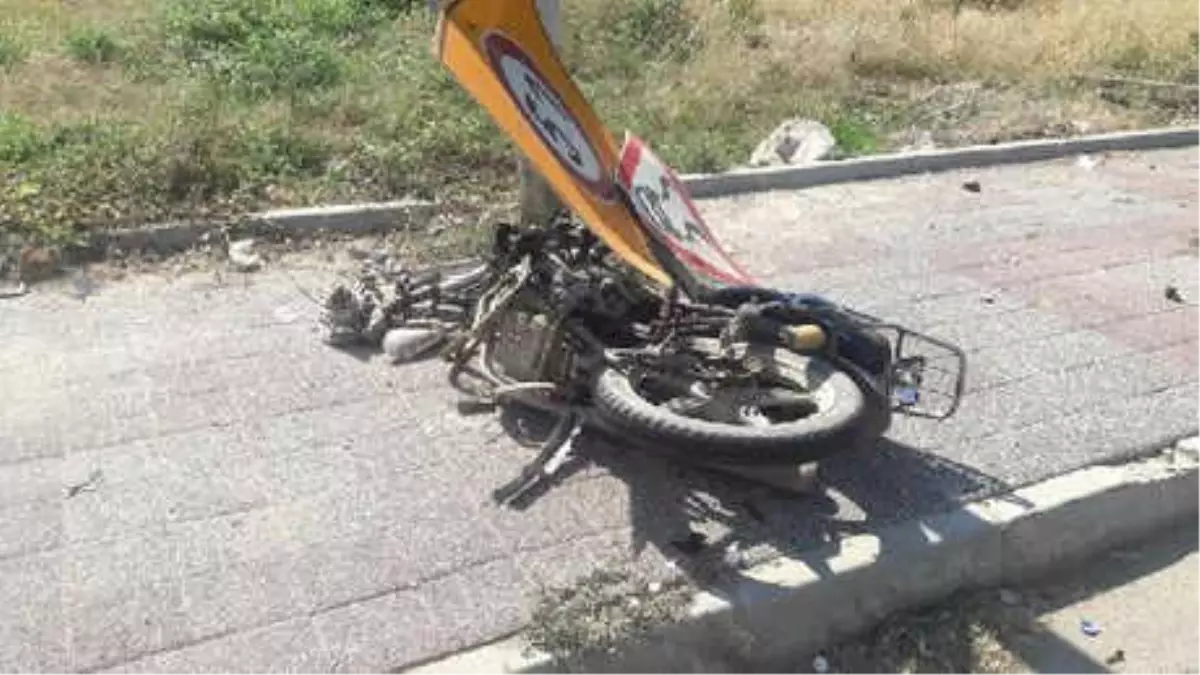 Otomobilin Çarptığı Motosiklet Sürücüsü Öldü