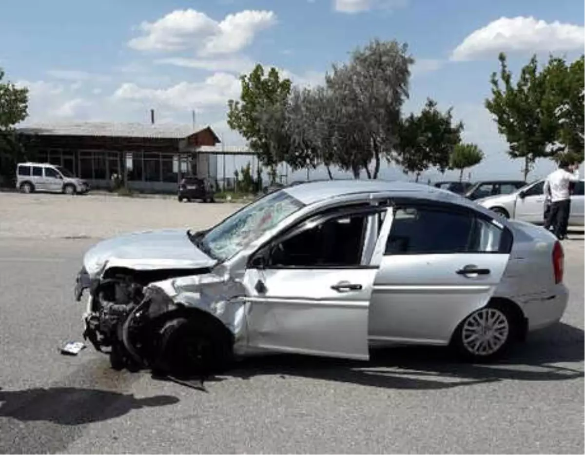 Otomobille Motosiklet Çarpıştı: 2 Ölü, 5 Yaralı