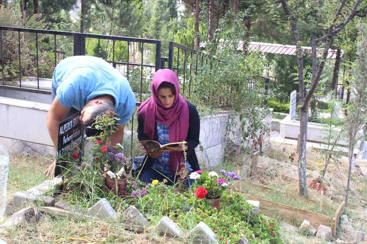 Alperen\'in Acılı Ailesinden Kabir Ziyareti