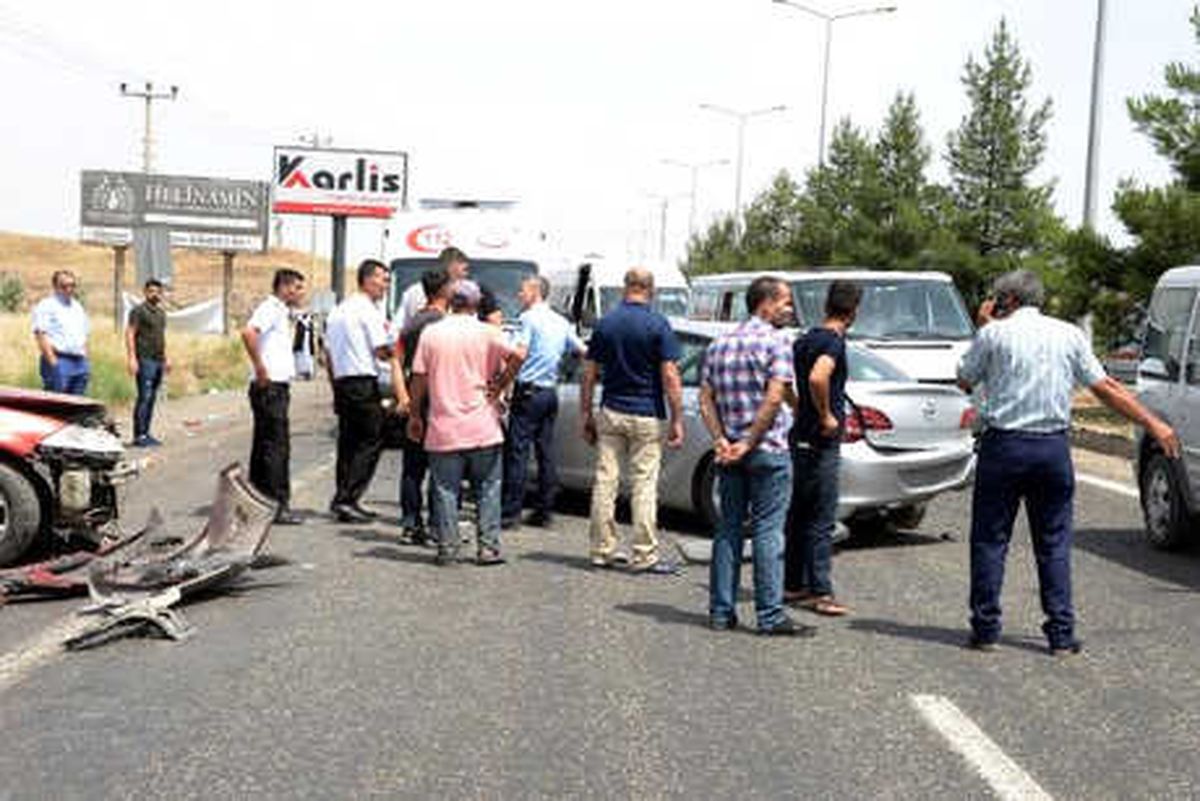 Park Halindeki Otomobile Arkadan Çarptı: 7 Yaralı