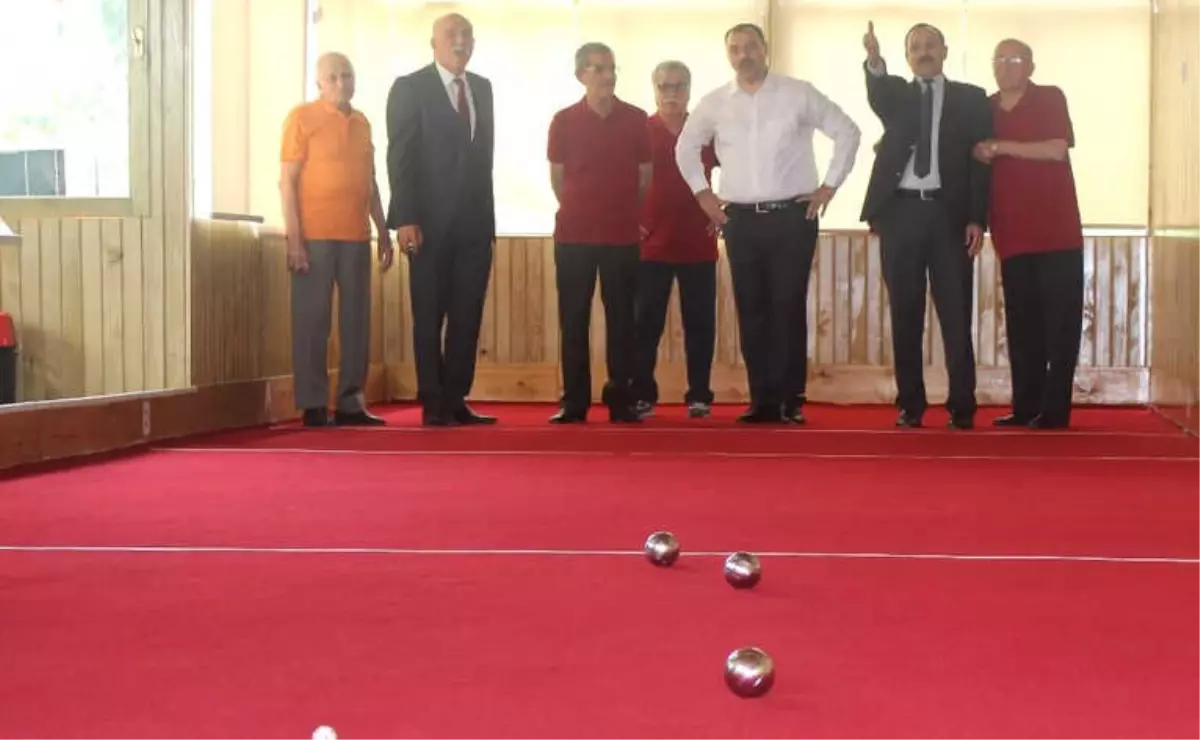 Vali, Bayramlaşmada Huzurevi Sakinleriyle "Bocce" Oynadı