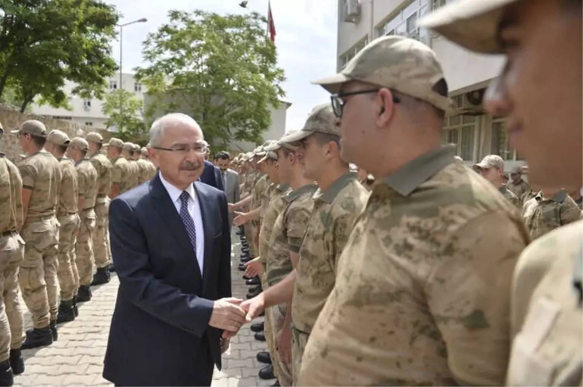 Vali Yaman, Asker ve Polislerle Bayramlaştı