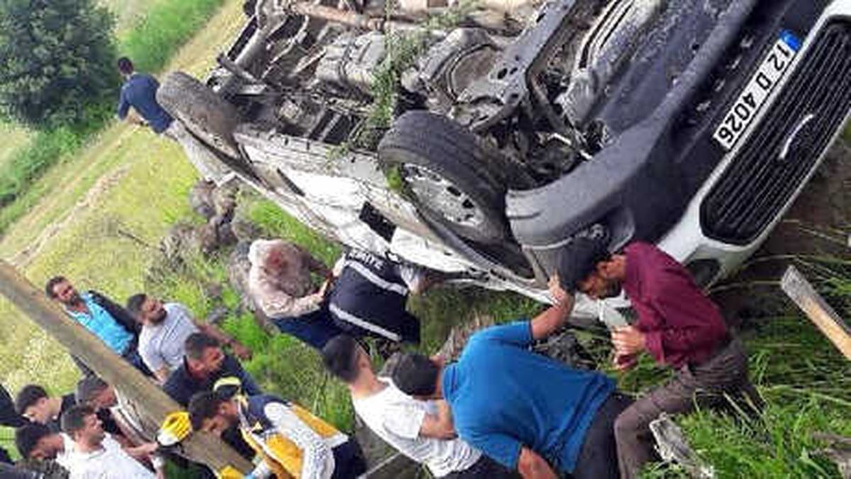 Bingöl\'de Yolcu Minibüsü Devrildi: 14 Yaralı