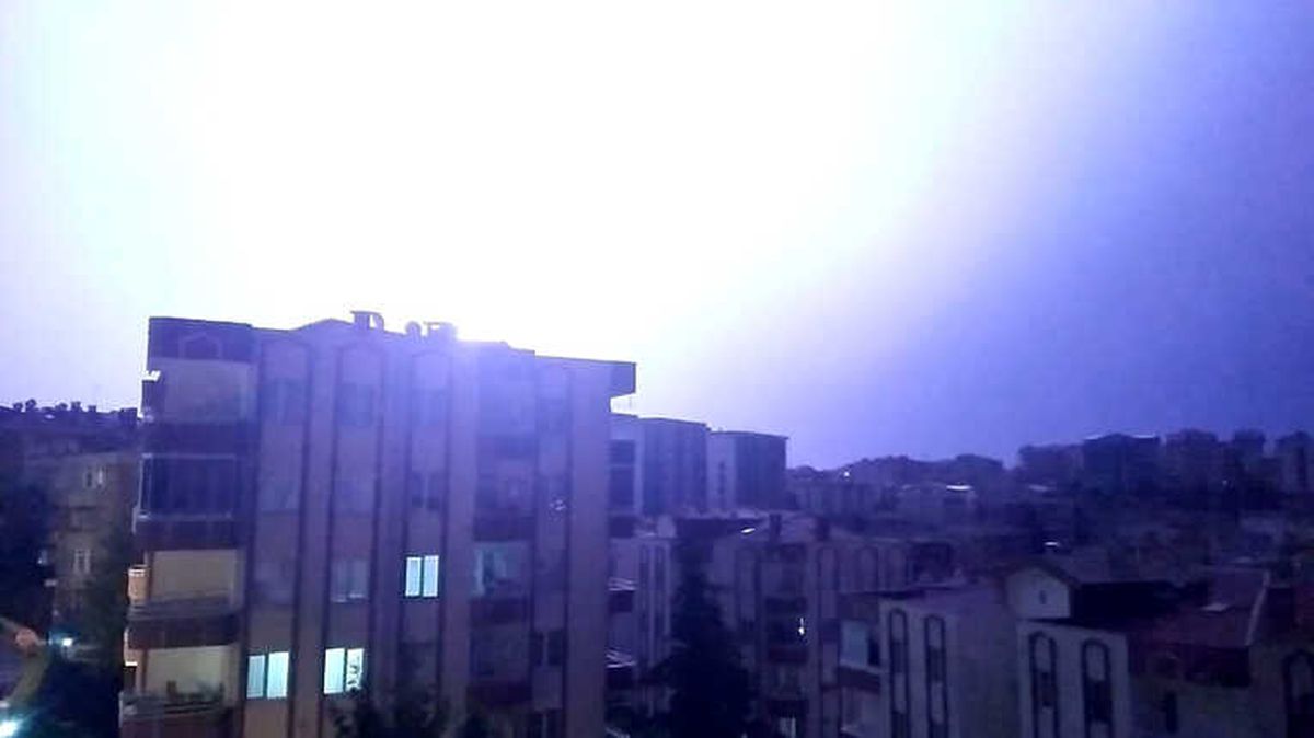 Bursa\'da Şimşekler Geceyi Gündüze Çevirdi